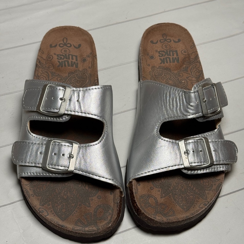 Muk Luks Metallic Silver Buckle Strap Sandals Trendy Chic Summer Beachy Womens 8